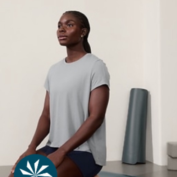 Athleta With Ease Tee size L - Picture 1 of 4